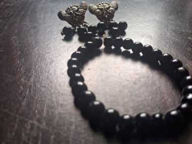 Siyah inci kolye ve ahşap kaplama küpeler.