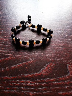 Taşın üzerinde siyah beyaz bir kolye.