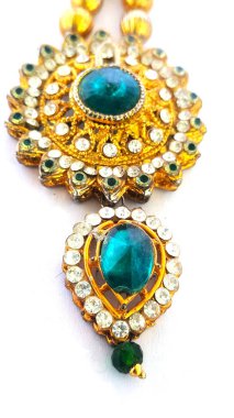 Beyaz arka planı olan süslü bir taş zincir.