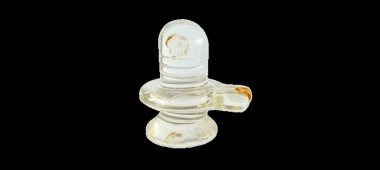 Siyah arkaplan ile beyaz shiva lingam,
