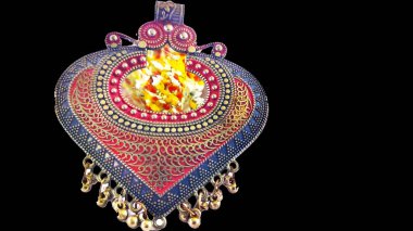 Siyah arkaplanı olan süslü bir taş zincir.