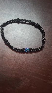 siyah inci bilezik ahşap arka planda