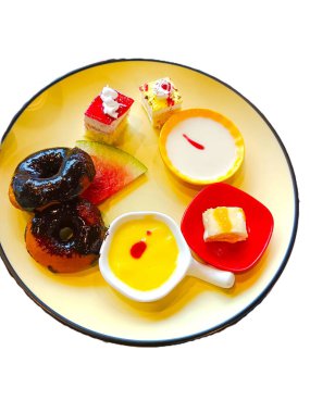 Kremalı donut ve tatlı çeşitleri.