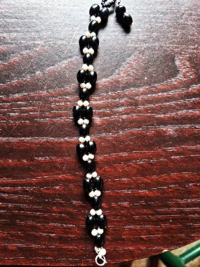 Taşın üzerinde siyah beyaz bir kolye.