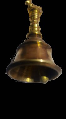 Siyah arka planlı pirinç malzeme geleneksel çan
