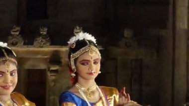 Thanjavur, Tamilnadu, Hindistan 16 Nisan 2024: Seyirciler Brihadisvara büyük tapınak açık bahçe alanındaki muhteşem Bharatanatyam dans anının tadını çıkarıyorlar.