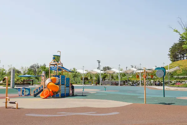 Suda oynayabileceğin sessiz bir oyun alanı..