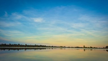Huzur Gölü Altında Altın Saat Yansıması