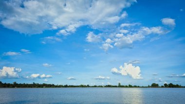 Parlak Mavi Gök Altında Dağınık Bulutlu Huzur Gölü