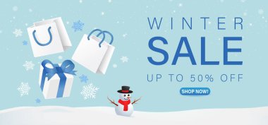 Kış indirimi% 50 'ye varan arkaplanda hediye kutusu, alışveriş torbası ve kar taneleri var. Mavi ve beyaz sezonluk satış vektör pankartı tasarımı