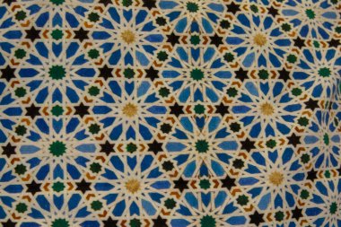 Mavi, beyaz, siyah ve altın yıldız desenli geleneksel geometrik seramik seramik seramik karonun detaylı görüntüsü. Arkaplan ve tasarım elemanları için mükemmel. Yüksek kalite fotoğraf