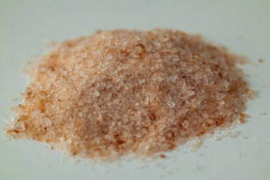 Açık mavi arka planda pembe Himalaya tuz yığını. Doğal mineral çeşnisi genellikle yemek pişirme ve sağlık ürünlerinde kullanılır..