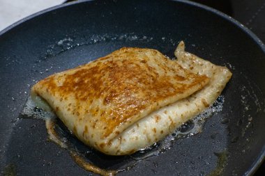 Tavada kızartılmış altın krep. Geleneksel doldurulmuş krep yağlı, çıtır çıtır ve lezzetli..