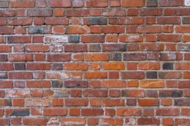 Yıpranmış yüzeyi ve beyaz lekeleri olan eski kırmızı tuğla duvar dokusu. Tasarım ve mimari projeler için şehir arkaplanı.