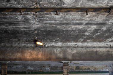 Görünür çatlaklar, lekeler ve soyulan boyalarla eskimiş beton tavan. Arkaplan ya da tasarım elementleri için kentsel bozulma dokusu.