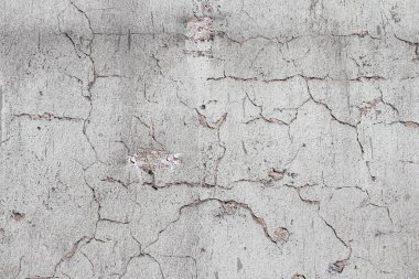 Çatlamış beton duvar dokusu görünür çatlaklar ve yıpranmış yüzey. Tasarım, mimari veya doku haritalama projelerinde arkaplan kullanımı için ideal.