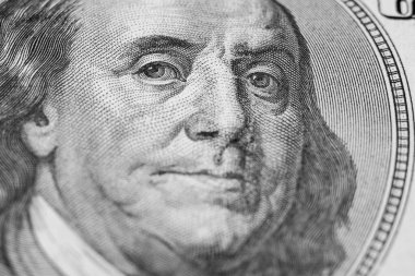 Benjamin Franklin 'in yüz dolarlık banknottaki portresini çok yakından çek. Kabartma ve güvenlik detaylarını göster..