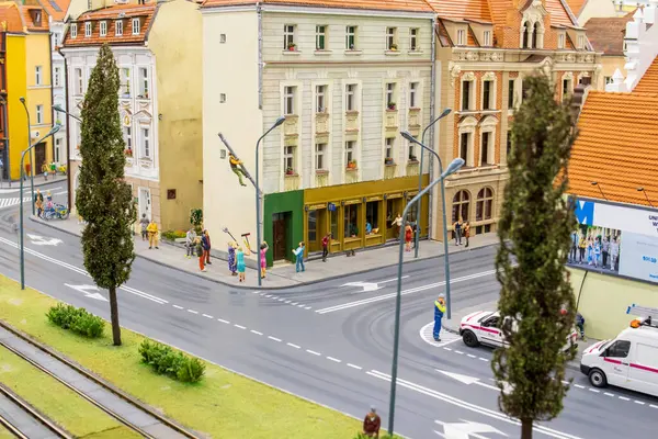 Minyatür şehir caddesinde model binalar, ağaçlar, arabalar ve küçük figürler var. Kentsel düzen, Avrupa mimarisinin cazibesini ayrıntılı bir diyorama sahnesinde yakalıyor.