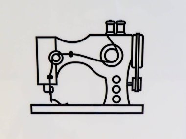 Beyaz arka planda, izole ve temiz bir şekilde eski bir dikiş makinesinin minimalist siyah çizgi çizimi.