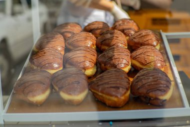 Bir fırın vitrininde sergilenen çikolata parçacıklı üçgen şekilli çörekler..