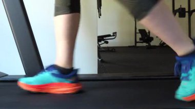 Adam koşu bandında yürüyor. Yüksek kalite 4k görüntü