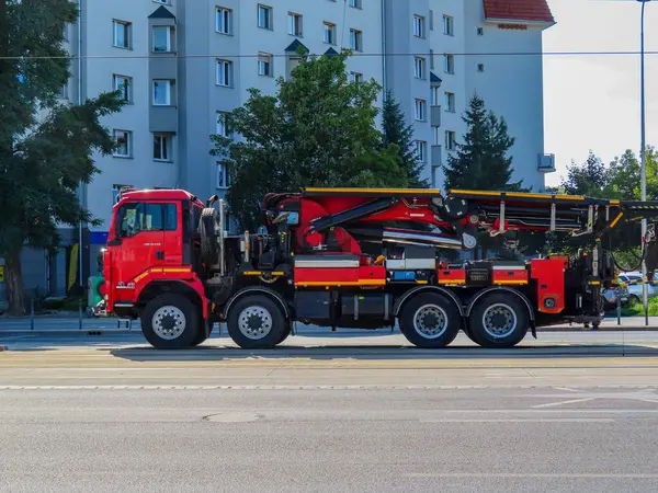 Acil durum ve itfaiye operasyonları için tasarlanmış özel ekipmanlı kırmızı ağır itfaiye aracı..