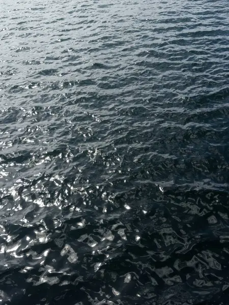 Deniz dalgaları dokusu. Okyanus dalgaları ile tek renk arkaplan.