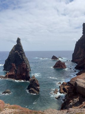Madeira 'nın engebeli kıyı şeridi, devasa uçurumlar ve kıyıya çarpan okyanus dalgalarının çarpıcı dikey görüntüsü burayı eşi benzeri olmayan bir yer haline getiriyor. Seyahat kavramı