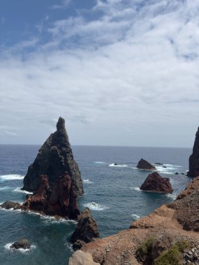 Madeira Adası kayalık sahili, devasa bir kaya ve okyanus dalgaları. Seyahat kavramı