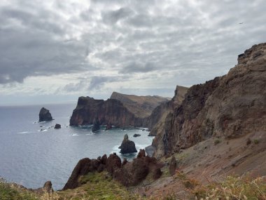 Ponta de Sao Lourenco Madeira Adası 'nın kayalık sahili, dalgalar ve büyük kayalar. Seyahat kavramı