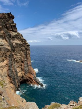 Portekiz 'deki Madeira Adası' nın büyük kayalık dağları kıyı şeridini oluşturur. Seyahat kavramı
