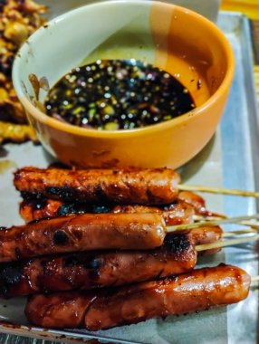 Soslu ızgara sosis şişi.