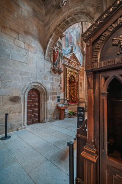 Taş duvarlar, kemerler, ahşap günah çıkarma kabini ve dini heykeller orense katedralinin içinde büyüleyici bir sahne oluşturur.