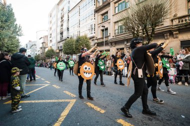 Santiago de Compostela, İspanya, 4 Mart 2025: Virüs gibi giyinmiş bir grup insan, Santiago de Compostela, İspanya 'daki karnaval kutlamaları sırasında geçit töreninde yürüyüş yapıyor.