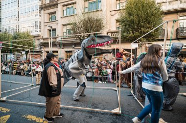 Santiago de Compostela, İspanya, 4 Mart 2025: Santiago de Compostela, İspanya 'da karnaval kutlamaları sırasında dinazor kuklalarıyla geçit töreni yapan insanlar