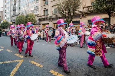 Santiago de Compostela, İspanya, 4 Mart 2025: Santiago de Compostela, İspanya, İspanya 'da düzenlenen bir karnaval geçit töreninde davul çalan grup