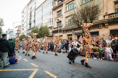 Santiago de Compostela, İspanya, 4 Mart 2025: İspanya 'daki Santiago de Compostela karnavalı sırasında zürafa kılığına girmiş insanlar