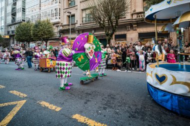 Santiago de Compostela, İspanya, 4 Mart 2025, Santiago de Compostela, İspanya 'da düzenlenen karnaval sırasında palyaço maskesi taşıyan palyaçolar.