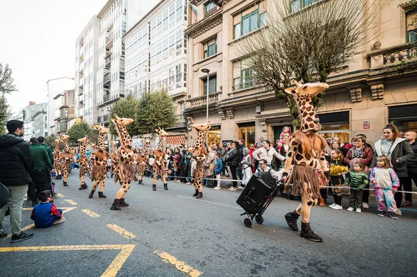 Santiago de Compostela, İspanya, 4 Mart 2025: İspanya 'daki Santiago de Compostela karnavalı sırasında zürafa kılığına girmiş insanlar
