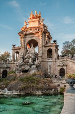 Cascada anıtsal çeşmesi Ciutadella Park, Barselona, İspanya 'da gün batımında parlıyor.