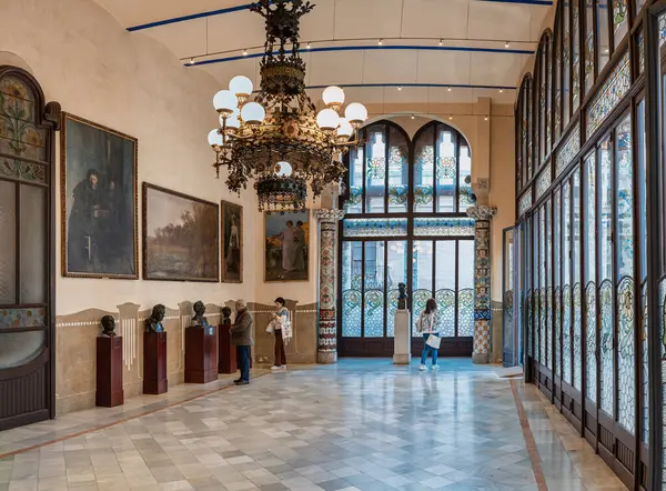 İspanya 'nın Barselona kentindeki Palau de la Musica Catalana konser salonundaki resim ve büstlere hayran olan turistler