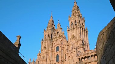 Santiago de Compostela Katedrali 'nin görkemli kuleleri açık mavi gökyüzüne karşı yükseliyor.
