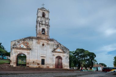Küba, Trinidad 'ın kalbinde yükselen kutsal üçlünün kilise kalıntıları, UNESCO' nun dünya mirası alanının zengin mimari mirasını ön plana çıkarıyor.
