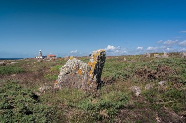 Faro corrubedo deniz feneri, Costa da Morte 'nin engebeli yeşil bir burnu üzerine tünemiş, Atlantik mavi gökyüzüne uzanan Galiçya, İspanya' da sakin, ücra bir kıyı kasabası.