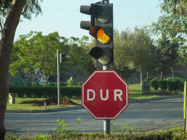 Üzerinde kalın harflerle 