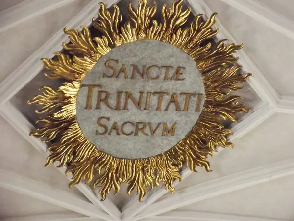 Tarihi binaların üzerinde yükselen, Weserstrae ve Kaiserstrae 'yi simgeleyen sokak levhaları olan modern cam bir gökdelen. Gökyüzü parçalı bulutlu