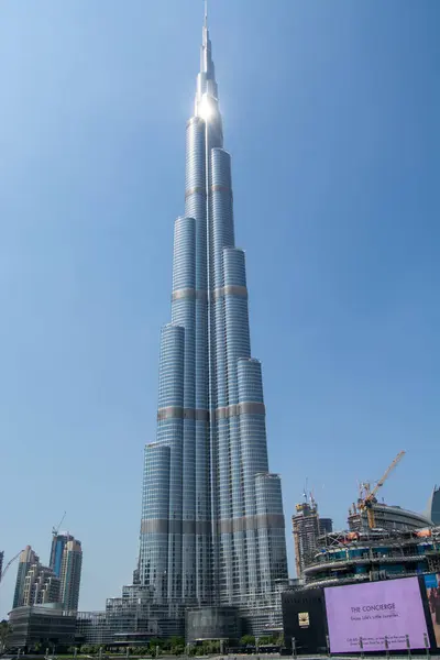 Parlak, modern bir tasarımı olan, açık mavi gökyüzü ile çevrili uzun bir gökdelen. Binada, etkileyici yükseklik ve mimari tarzını sergileyen birden fazla kat ve yansıtıcı cam cephe yer alıyor..