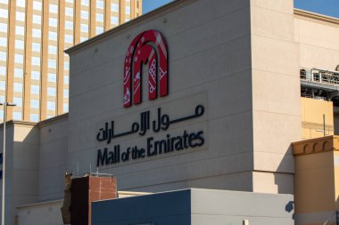 Emirliklerin Mall of the Emirates 'in dış görünüşü, mimari tasarımı ve tabelaları hem Arapça hem de İngilizce sergilenmektedir..