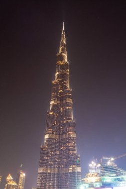 Dünyanın en yüksek binası olan Burj Halife 'nin göz kamaştırıcı gece manzarası gece gökyüzüne karşı aydınlandı. Gökdelen, mimari detaylarını vurgulayan parlak ışıklarla gösterişli, modern bir tasarıma sahip..