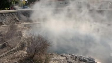 Etrafı kayalık arazilerle çevrili bir su kütlesinin olduğu sisli bir manzara. Sudan buhar yükselir ve ruhani bir atmosfer yaratır. Olay yeri sisle kısmen gizlenmiş. Bu da jeotermal alan ya da kaplıcaya işaret ediyor..